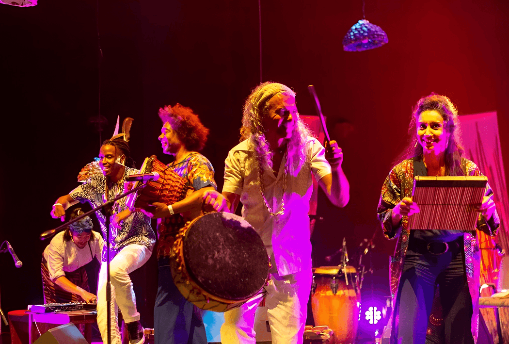 Banda em palco com iluminação vermelha