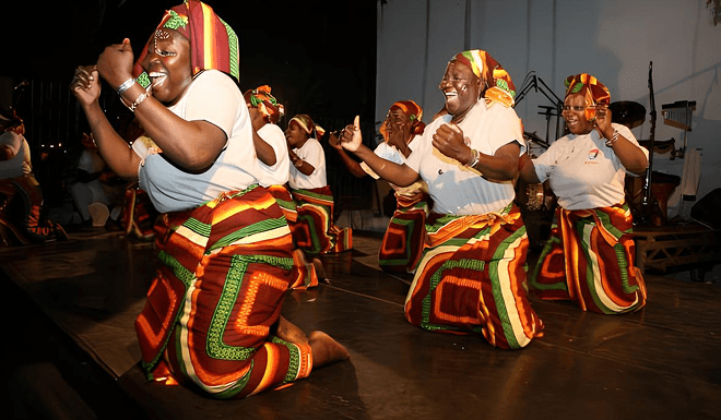 Dançarinos moçambicanos em palco com trajes tradicionais